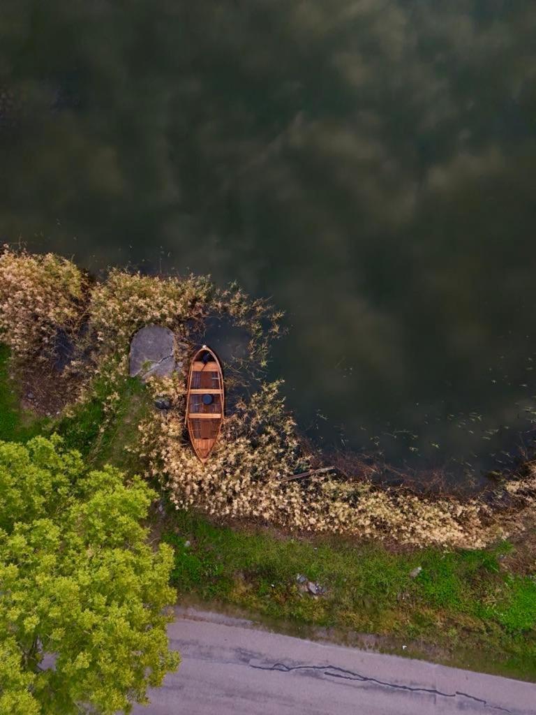 Remarkable Harbour View Cabin. Östhammar Екстериор снимка
