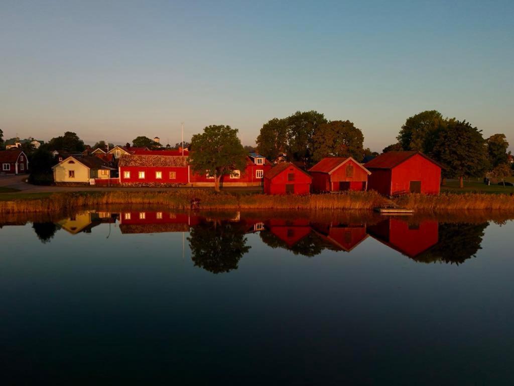 Remarkable Harbour View Cabin. Östhammar Екстериор снимка